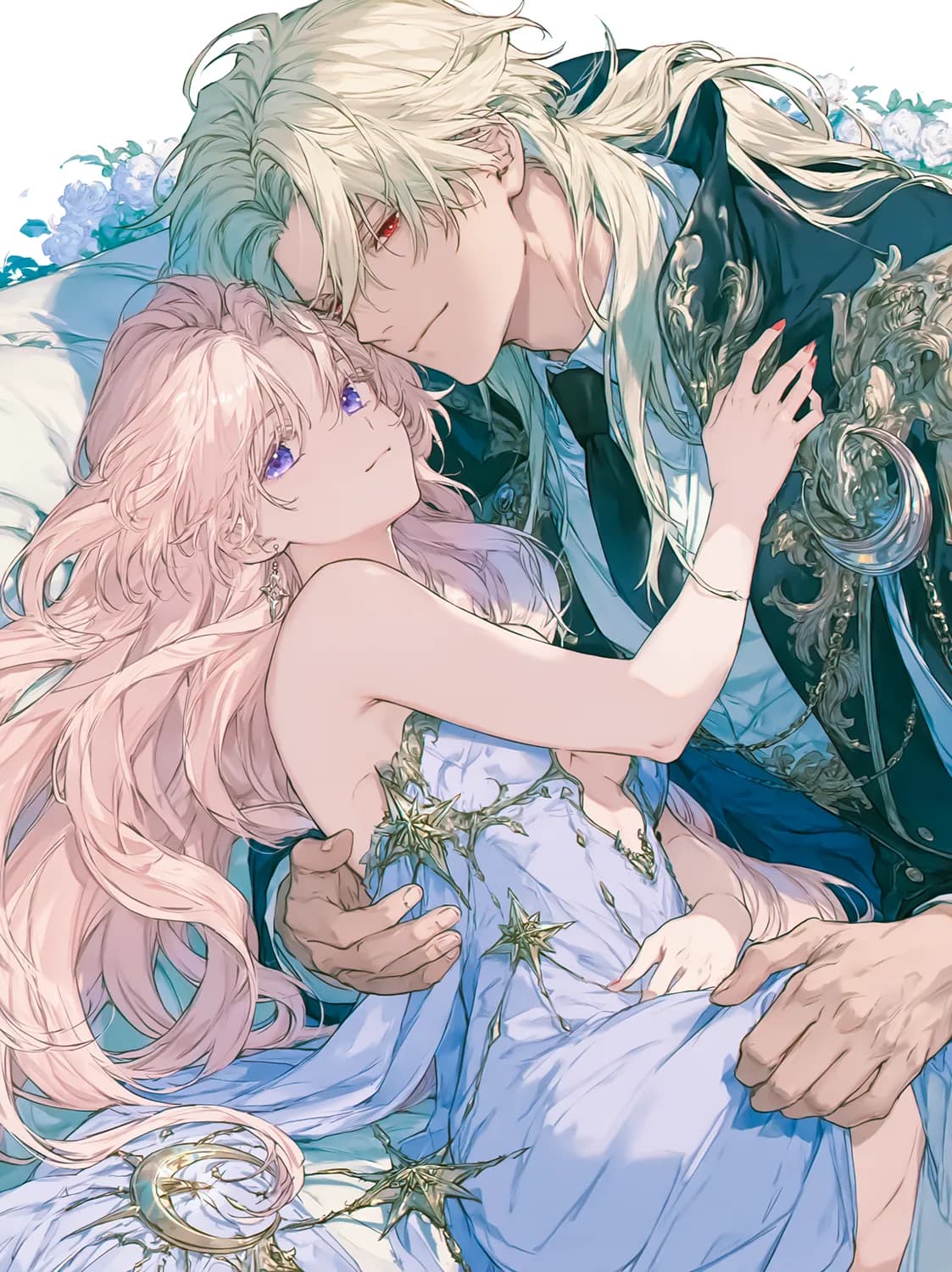 「愛してる」だけ言えない当主様の挿絵。花に囲まれた寝台で、金髪赤眼の当主ノアが新妻を抱き寄せ、優しく口づけようとする場面。
